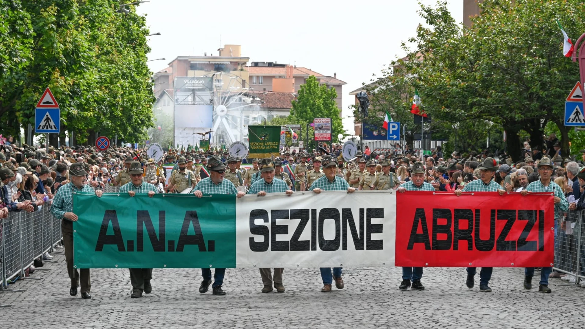 Esercito: Le Truppe Alpine  sfilano per le strade di Biella. Presenti 2000mila "Penne Nere" della sezione Abruzzi.